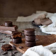 ALFAJORES OREO BAÑADOS CON CHOCOLATE CON LECHE